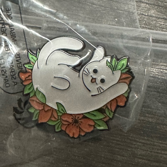 Set of 5 Assorted Enamel Cat Pins - Picture 5 of 7